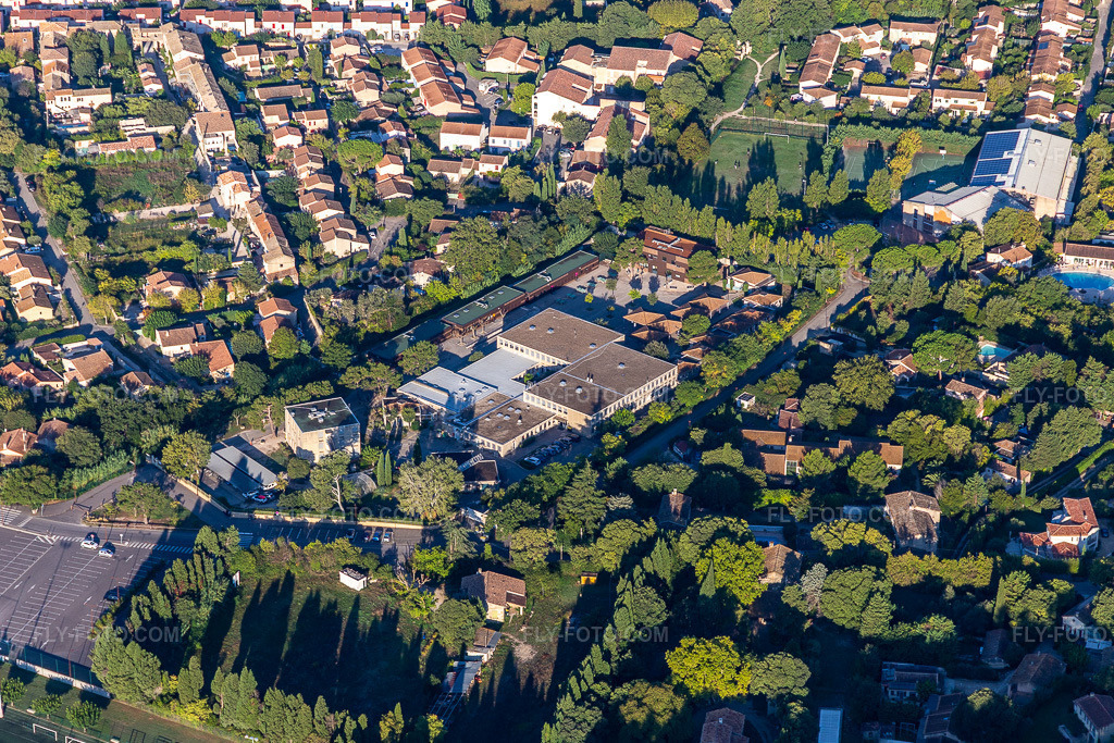Aerial view: Collège Glanum in the district Partie Nord Est in Saint-Rémy-de-Provence in the state Bouches du Rhone, France.Photo: IMG_129621.jpg taken on 09/23/2021 by Werner Riehm/FLY-FOTO.comResolution of the original: 5173 x 3448 px