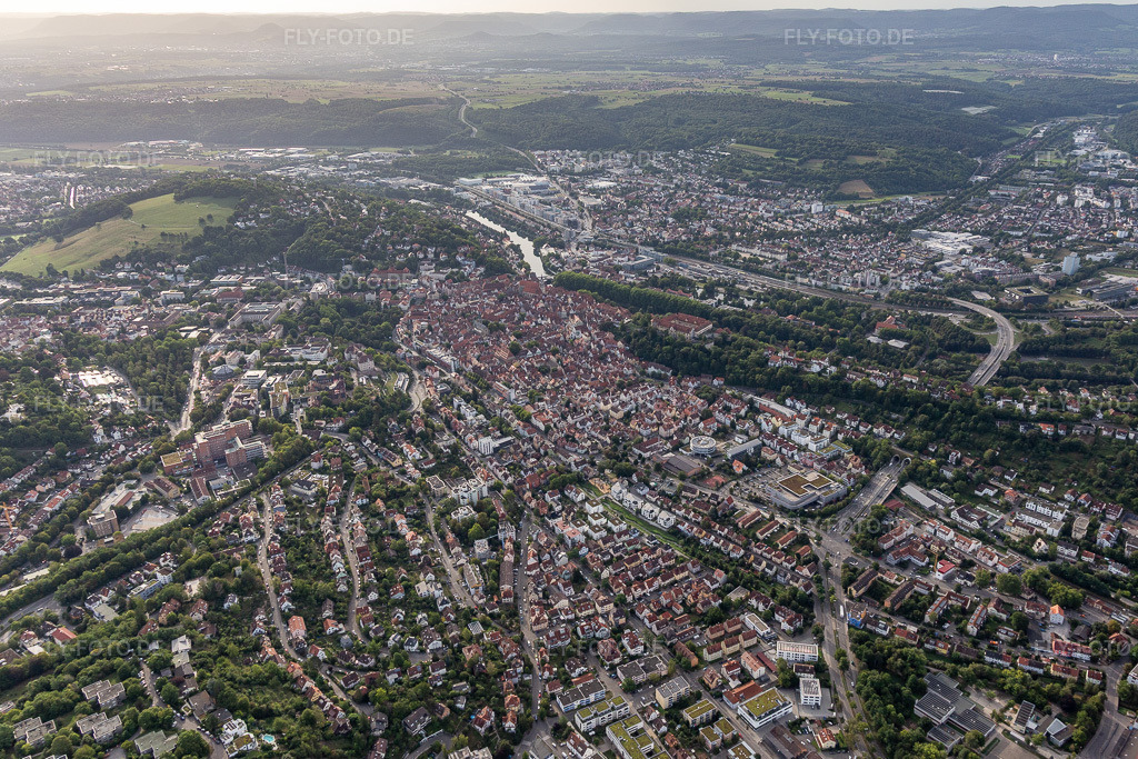 Luftbild: Ortsansicht der Straßen und Häuser der Wohngebiete in Tübingen im Bundesland Baden-Württemberg in Deutschland. Foto: IMG_008507.jpg vom 27.08.2020 durch Werner Riehm/FLY-FOTO.de