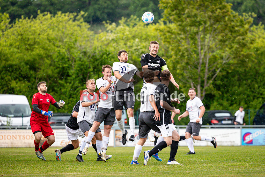 SG Hungerbach gegen SG Aying/Helfendorf | Fußball Herren Klasseliga Gruppe 1 Zugspitze 2025/26, SG Hungerbach gegen SG Aying/Helfendorf, 20250517,Kopfballduell,2025-05-17 in Oberhausen (Sportplatz Oberhausen), Simon KOLB (SG Aying/Helfendorf Kapitän 21), Matheo VESCOLI (SG Hungerbach 14)Copyright: WolfgangxLindner www.foto-lindner.de