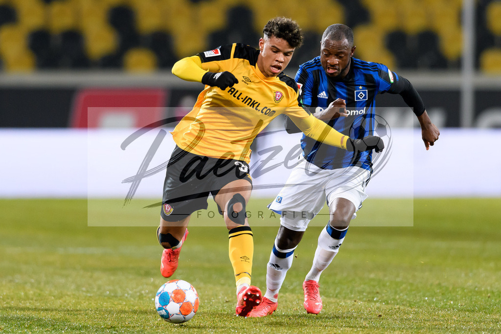 SGDHSV20220114_131 | Fussball, Herren: Ransford-Yeboah Koenigsdoerffer (SG Dynamo Dresden) und David Kinsombi (Hamburger SV) im Zweikampf bei dem Spiel der 2. Bundesliga zwischen SG Dynamo Dresden und Hamburger SV im Rudolf-Harbig-Stadion am 14.01.2022 in Dresden, Deutschland.DFB / DFL REGULATIONS PROHIBIT ANY USE OF PHOTOGRAPHS AS IMAGE SEQUENCES AND/OR QUASI-VIDEO. - Realisiert mit Pictrs.com