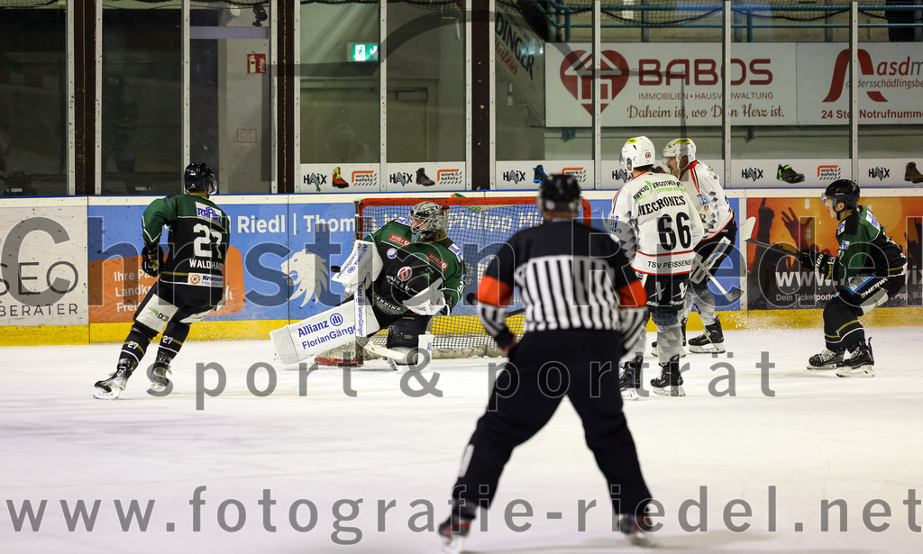 2022-11-04_085_Eishockey_TSV_Erding_gegen_TSV_Peissenberg | Erding, Deutschland, 04.11.2022:
Eishockey, Bayernliga 2022 / 2023, 10. Spieltag, TSV Erding gegen TSV Peißenberg, Endergebnis: 4:3

Mark Waldhausen (Erding Gladiators, #27), Torwart Christoph Schedlbauer (Erding Gladiators, #31), Brett Mecrones (TSV Peissenberg, #66), Sebastian Busch (Erding Gladiators, #11)

Foto: Christian Riedel / fotografie-riedel.net
