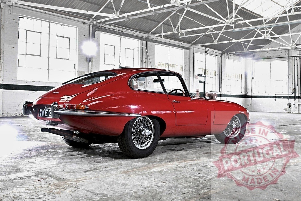 Red Jaguar E-Type parked inside an industrial building | Classic red Jaguar E-Type sports car parked inside a big industrial building with selective color - Realisiert mit Pictrs.com