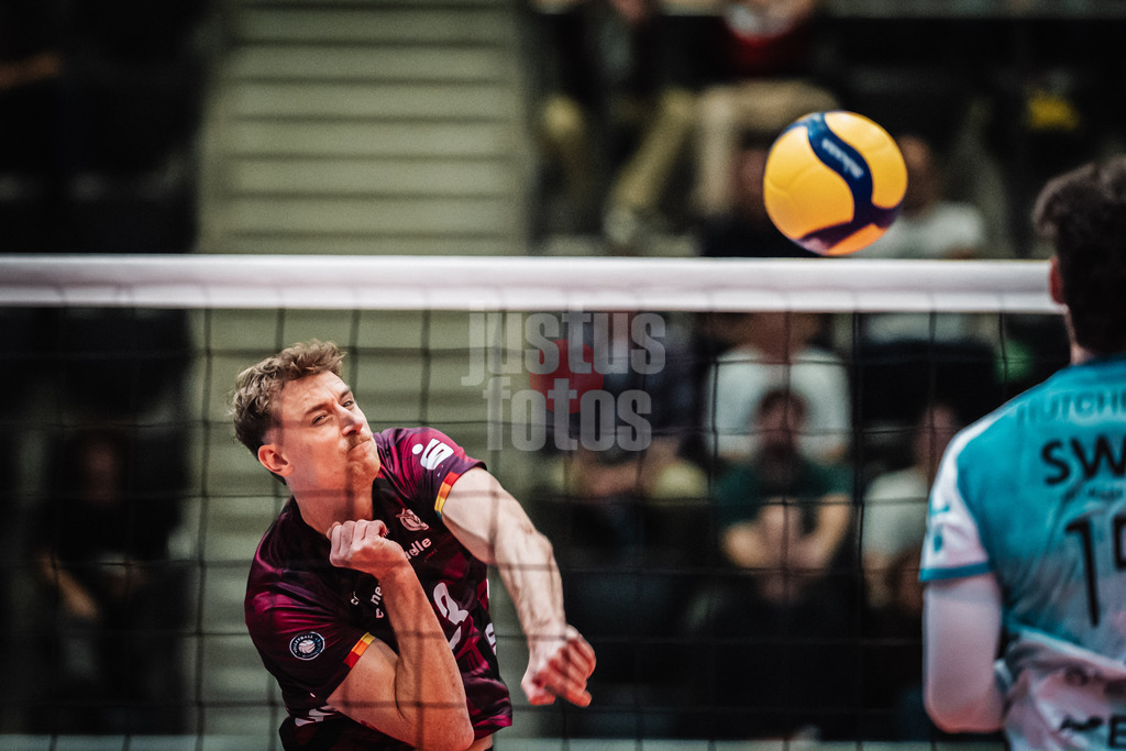 Volleyball | Herren | Saison 2025/2026 | Volleyball Ligacup | SWD powervolleys Düren vs. Energiequelle Netzhoppers KW | 12.10.2024 | Florian Lüddemann (#23, Energiequelle Netzhoppers KW) beim Angriff