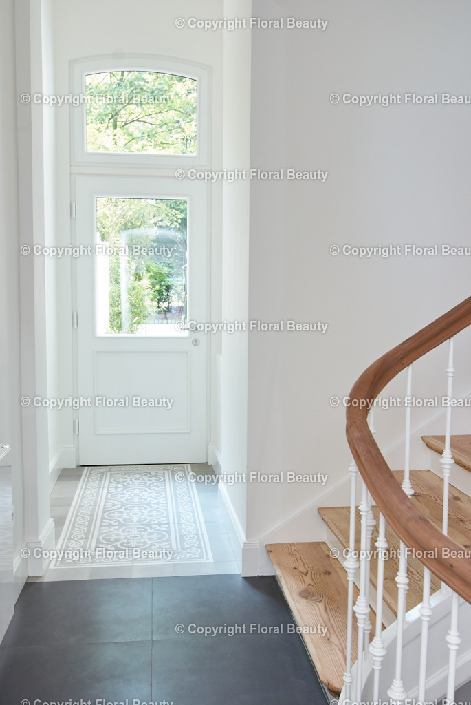 Altbauhaus nach Renovierung | renoviertes Altbautreppenhaus mit Waschbetonfliesen - Realisiert mit Pictrs.com
