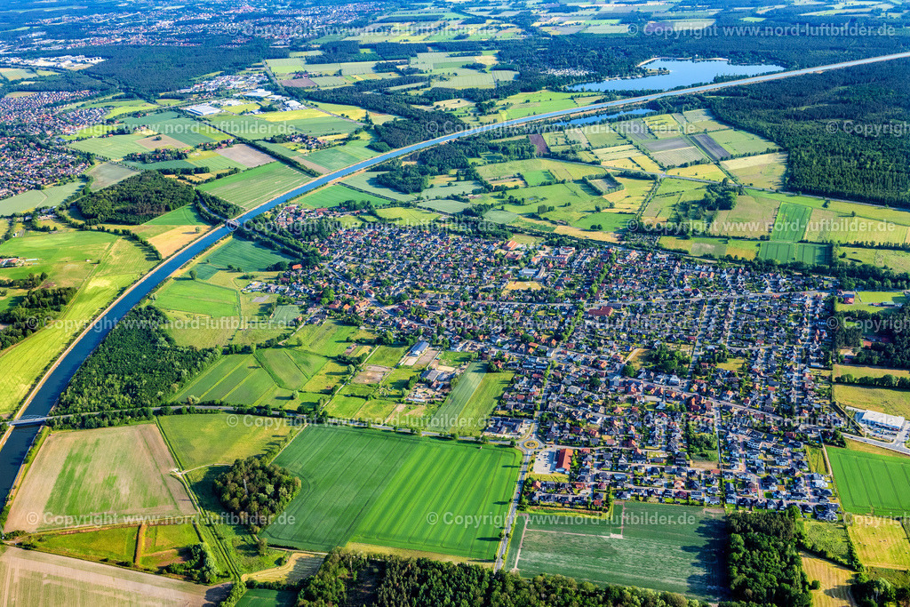 Calberlah_ELS_3746050623 | CALBERLAH 05.06.2023 Stadtgebiet mit Außenbezirken und Innenstadtbereich am Rand von landwirtschaftlichen Feldern und Ackerflachen in Calberlah im Bundesland Niedersachsen, Deutschland. // Urban area with outskirts and inner city area on the edge of agricultural fields and arable land in Calberlah in the state Lower Saxony, Germany. Foto: Martin Elsen