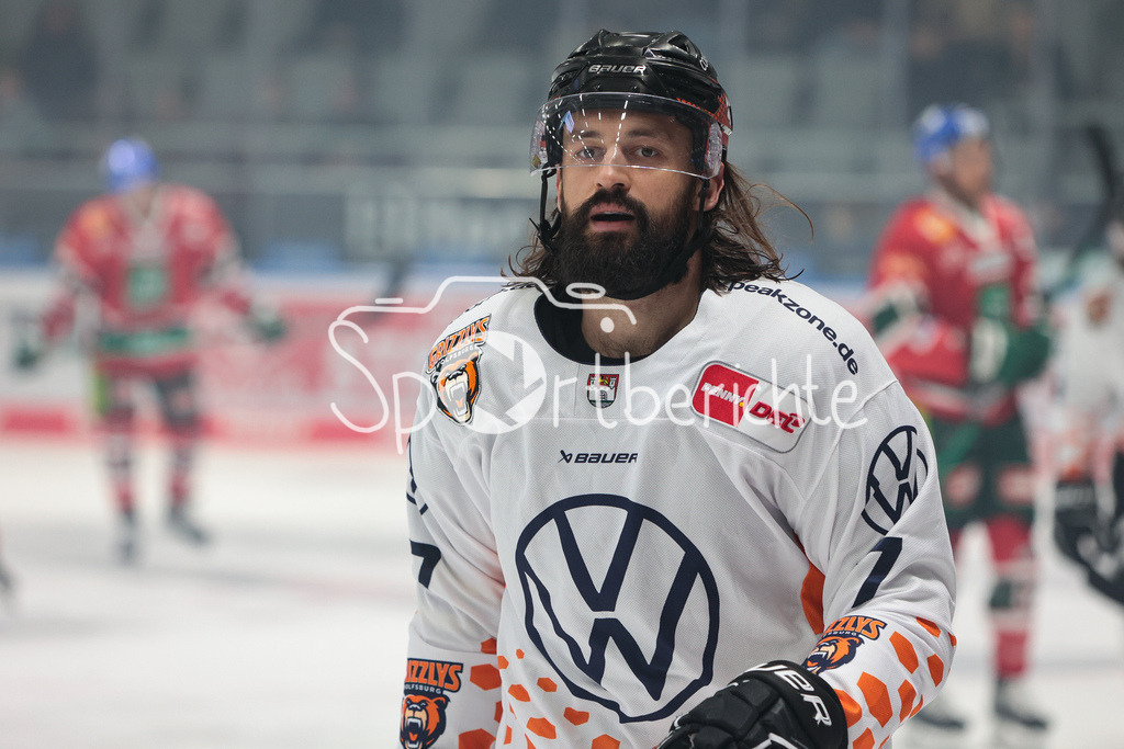 Augsburger Panther - Grizzlys Wolfsburg | Dominik BITTNER(WOB #7) freut sich ueber sein Tor zum 0-1