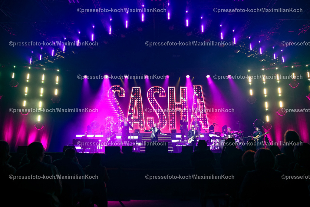 Due24052401006 | 24.05.2024, Düsseldorf, Mitsubishi Electric HALLE, Sänger Sasha (Sascha Röntgen-Schmitz) performt bei seinem Konzert - This Is My Time, Die Show - 