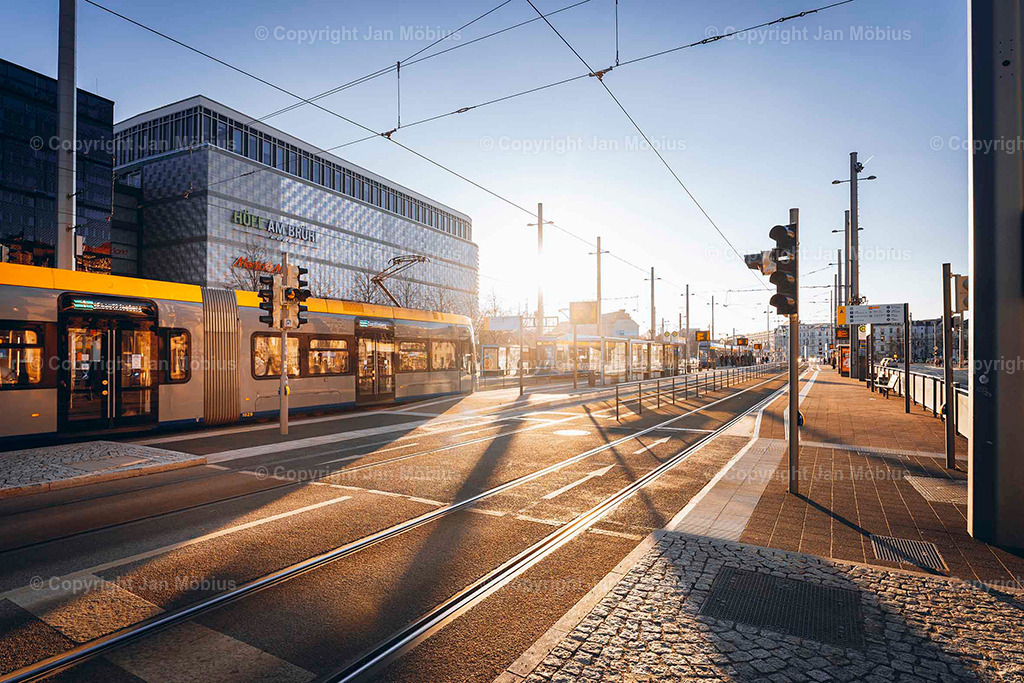 Goerdelerring | Der Goerdelerring ist ein zentraler Verkehrsknotenpunkt in Leipzig – geprägt von urbanem Leben, moderner Architektur und direkter Anbindung an Kultur, City und Nahverkehr. - Realisiert mit Pictrs.com