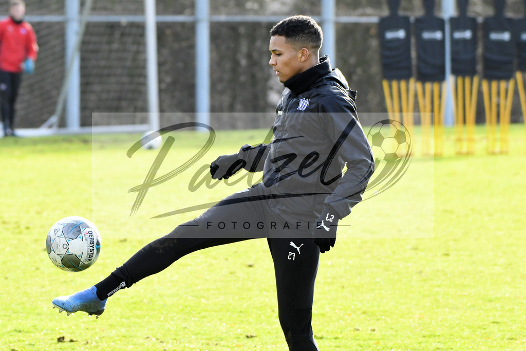 20200215_TRAOSN_0052 | Fussball, Herren: Felix Agu (VfL Osnabrueck) in Aktion, am Ball, Einzelaktion waehrend der Trainingseinheit des VfL Osnabrueck im Sportpark Illoshoehe am 15.02.2020 in Osnabrueck, Deutschland. - Realisiert mit Pictrs.com