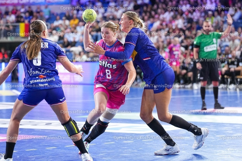 xYDRx21092501012 | 21.09.2025, xydrx, Handball, Frauen Länderspiel, Deutschland - Niederlande, YAILA Arena: Nina Engel (GER #8) im Zweikampf gegen Kelly Dulfer (NED #18)