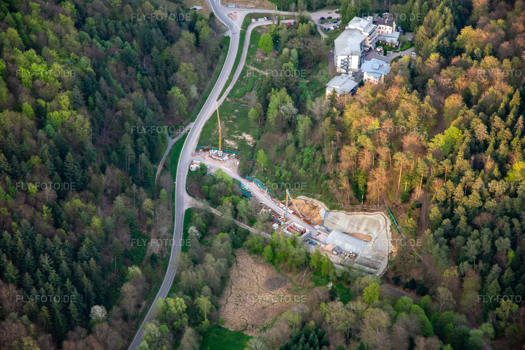 Luftbild: Baustelle des Tunnelportals West für den Astrid-Tunnel zur Unterquerung und Ortsumgehung von Bad Bergzabern zwischen B427 (Kurtalstraße) und B38 (Weinstraße) in Bad Bergzabern im Bundesland Rheinland-Pfalz in Deutschland. Foto: IMG_140242.jpg vom 11.04.2024 durch Werner Riehm/FLY-FOTO.deWWW.BEMO.NET