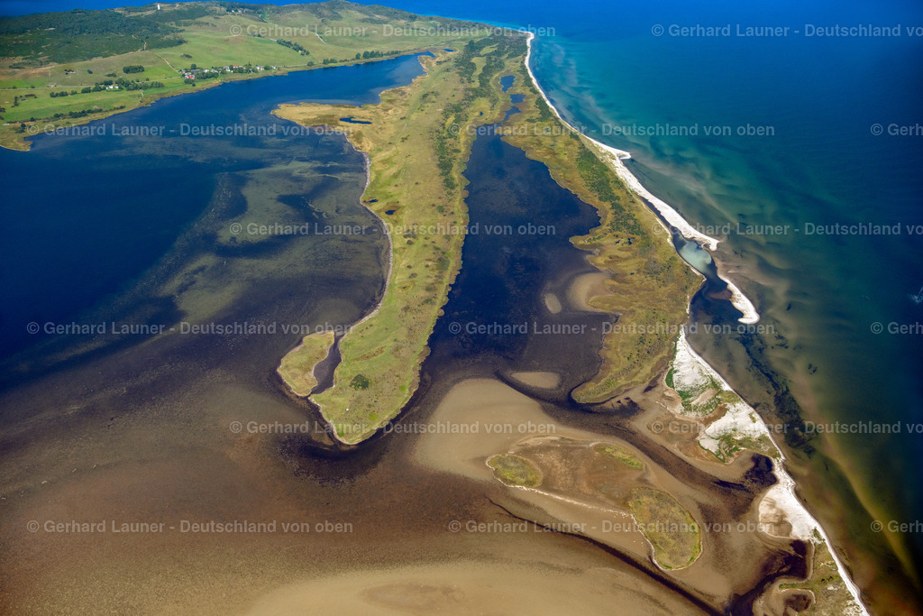 4061506 | INSEL HIDDENSEE 08.09.2021 Wasseroberfläche mit Sandbank "Hahnentiefschaar" an der Ostseeküste auf der Insel Hiddensee im Bundesland Mecklenburg-Vorpommern. // Water surface with sandbank at the seaside the Baltic Sea on the island Hiddensee in the state Mecklenburg - Western Pomerania. Foto: Gerhard Launer