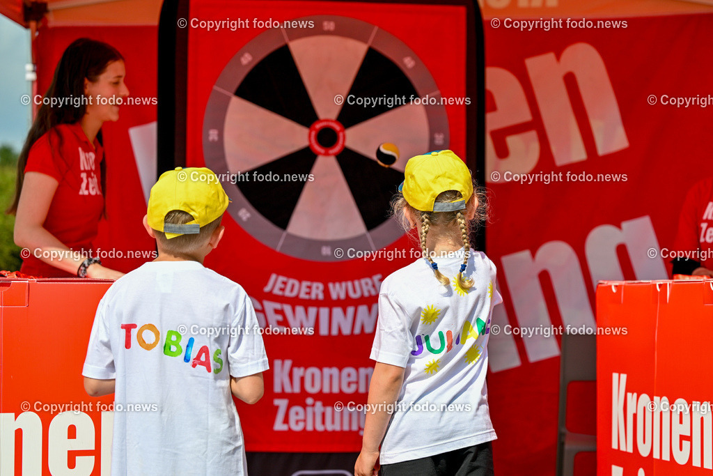 Kindergarten Olympiade 2024_ Stadion Traun_ 07.06.2024-78 | 07.06.2024, Stadion der Stadt Traun, AUT, Kindergarten Olympiade 2024, im Bild Kinder, Hindernis, Fussball, Laufen, Action