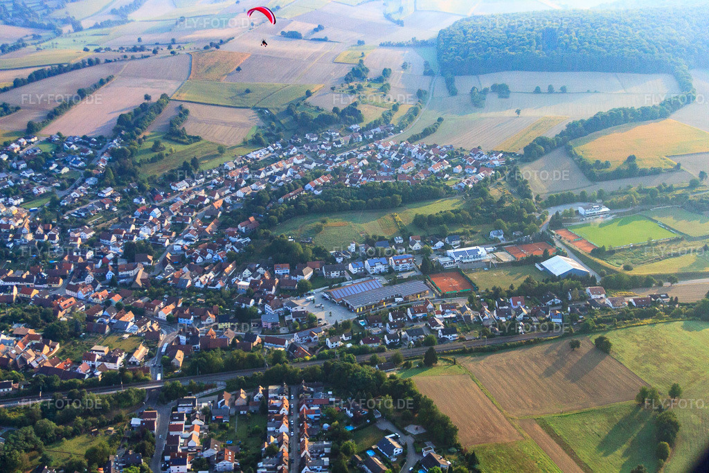 Luftbild: Dorfansicht aus Westen mit Gerhard Kirchgässner GmbH Holzhandlung, Jahnhalle und Sportplatz des FC Viktoria Jöhlingen 1911 e.V. im Ortsteil Jöhlingen in Walzbachtal im Bundesland Baden-Württemberg in Deutschland. Foto: IMG_52821.jpg vom 05.09.2012 durch Werner Riehm/FLY-FOTO.deAuflösung des Originals: 4752 x 3168 pxWWW.HOLZ-KIRCHGAESSNER.DE