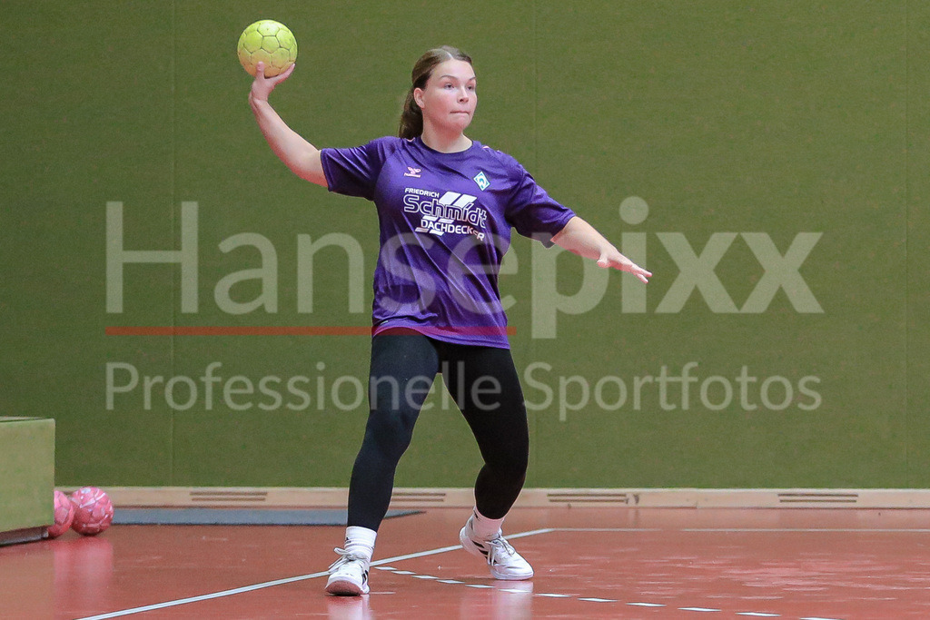 Handball, 2. Bundesliga Frauen, Training SV Werder Bremen | v.li.: Madita Probst (SV Werder Bremen, 10) Freisteller am Ball, Einzelfoto, Spielszene, Aktion, Action