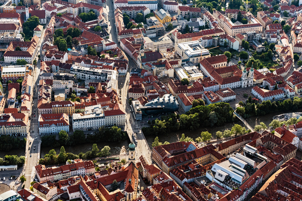 dr__0025434.jpg | GRAZ 24.06.2019 Museums- Gebäude- Ensemble Kunsthaus Graz und Franziskanerkirche in Graz in Steiermark, Österreich. // Museum building ensemble Kunsthaus Graz and Franziskanerkirche in Graz in Steiermark, Austria. Foto: Daniel Reiter