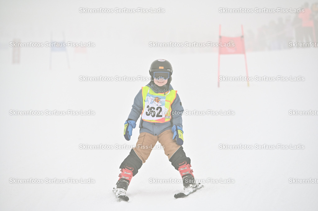SRF_20.02.2026_0077 | Skirennfotos,Serfaus,Fiss,Ladis,Kinderskirennen,Winter,Tirol,Oberland,skirace,SFL,feelfree,weil wir's genießen,ski,Ski,skifahren,Sonnenplateau, - Realisiert mit Pictrs.com