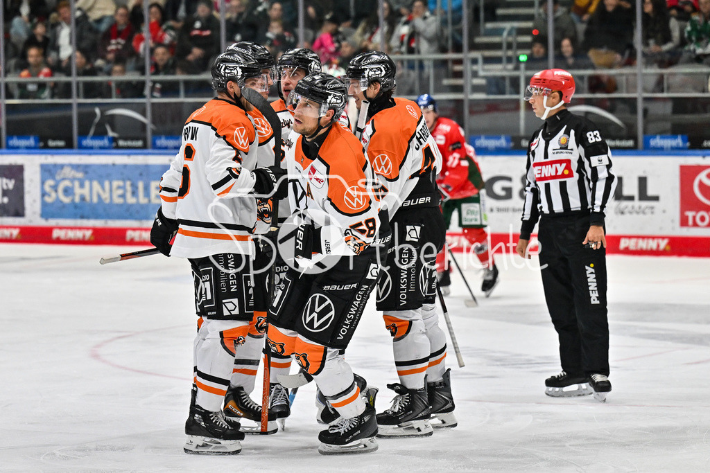 Augsburger Panther - Grizzlys Wolfsburg | Jubel der Gäste nach dem Treffer zum 1-1 Ausgleich durch Tyler GAUDET (Grizzlys Wolfsburg 58) / Tor / Torschuetze / Freude / Happy / DEL: Augsburger Panther - Grizzlys Wolfsburg; Curt Frenzel Stadion am 10.10.2025