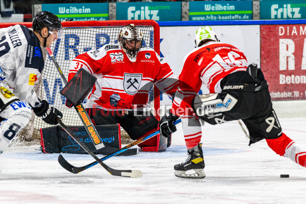 Spiel 1 Viertelfinale TSV Peißenberg Miners vs HC Landsberg Riverkings | Eishockey Bayernliga Playoffs 2023/2024, Spiel 1 Viertelfinale TSV Peißenberg Miners vs HC Landsberg Riverkings, 20240216,
Verkehr vor dem Tor von Korbinian SERTL (Miners Goali 31),
2024-02-16 in Peißenberg (Eisstadion)
31 Korbinian SERTL (Miners Goali 31), 89 Manuel MÜLLER (HCL 89), 16 Christoph FRANKENBERG (Miners 16)
Copyright: WolfgangxLindner foto-lindner.de