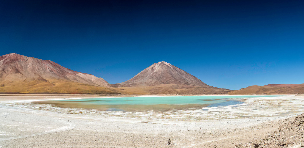 Laguna Verde | as its name says it shines green in  certain conditions in Reserva Nacional de Fauna Andina Eduardo Avaroa. - Realisiert mit Pictrs.com