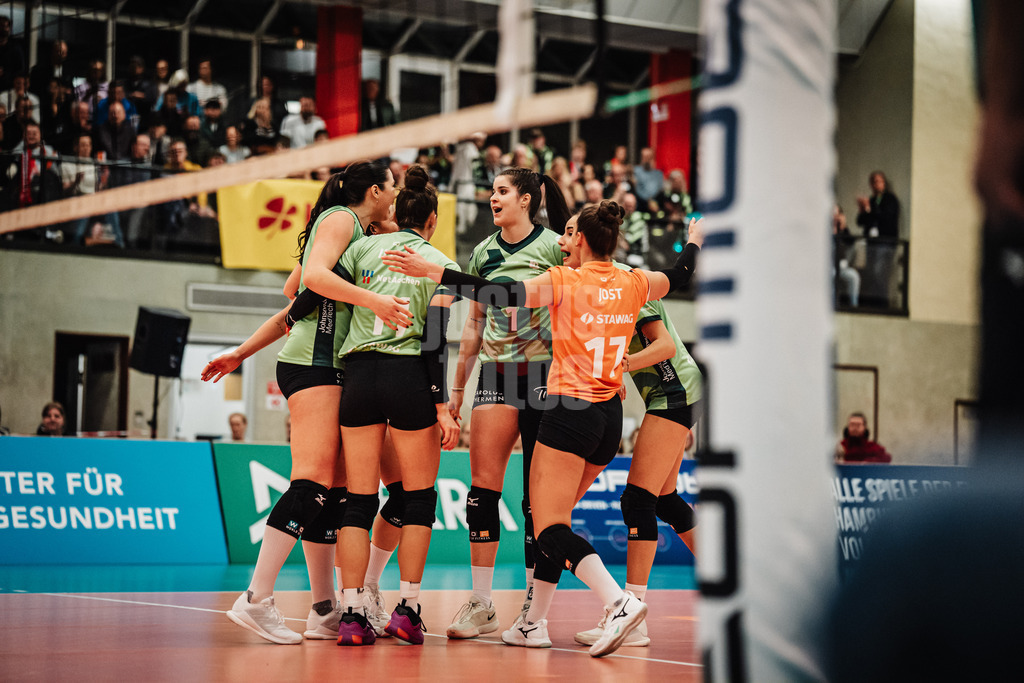 Volleyball | Frauen | Saison 2025/2026 | Volleyball Bundesliga | ETV Hamburger Volksbank Volleys vs. Ladies in Black Aachen | 29.10.2025 | Aachen jubelt, in der Mitte Celine Jebens (#1, Ladies in Black Aachen)
