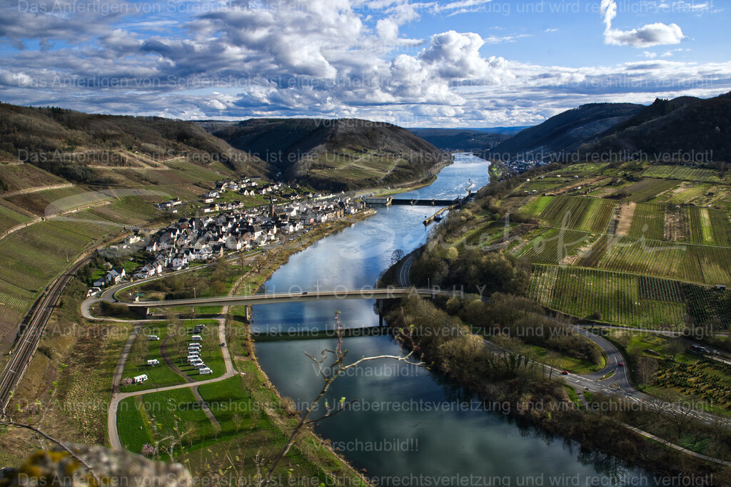 Blick vom "Eulenköpfchen" auf die Mosel und Neef | Blick vom "Eulenköpfchen" auf die Mosel und Neef. Frühlingslicht, Schäfchenwolken - Realisiert mit Pictrs.com