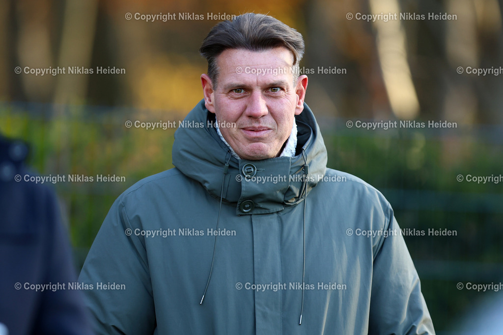 NH_HamburgerSVU19_Hannover96U19_DFBNachwuchsliga_22112025 | Tim Borowski (Ex-Profi)Fußball I Junioren I U19 DFB-Nachwuchsliga Vorrunde Gruppe A I Saison 2025-2026 I 12. Spieltag I Hamburger SV U19 - Hannover 96 U19 I 22.11.2025 I Trainingsplatz Volksparkstadion