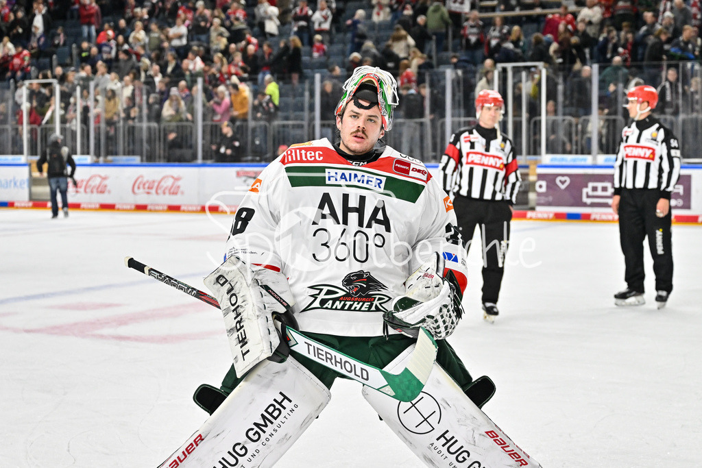 Kölner Haie - Augsburger Panther | die Panther bedanken sich bei den mitgereisten Fans nach dem Auswaertssieg in Koeln und feier zusammen den Sieg / DEL: Koelner Haie - Augsburger Panther, Lanxess Arena am 05.01.2025 / Strauss MANN (Augsburger Panther #38)