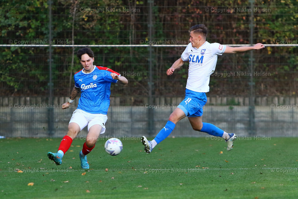 NH_HolsteinKielU23_PhönixLübeck_RegionalligaNord_3010 | #18 Noah Gumpert (Holstein Kiel U23), #11 Mateusz Ciapa (1. FC Phönix Lübeck)