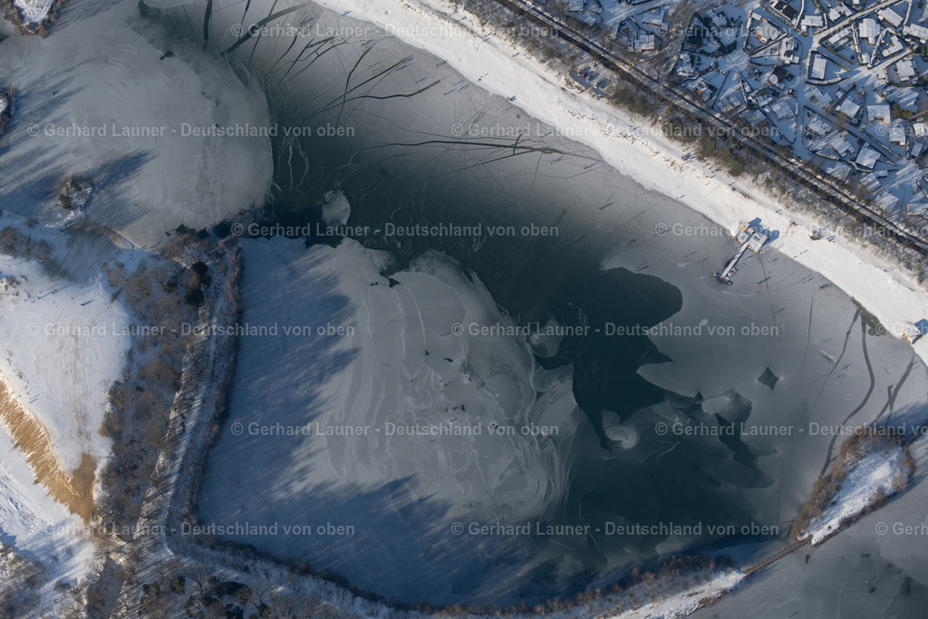 4044001 | DANKERN 13.02.2021 Winterlich schneebedeckte Spaziergänger und Passanten laufen auf der Eisschicht der zugefrorenen Uferbereiche der See - Oberfläche des Dankernsee in Dankern im Bundesland Niedersachsen, Deutschland. // Wintry snowy strollers and passers-by walk on the ice sheet of the frozen bank areas of the lake - surface of Dankernsee in Dankern in the state Lower Saxony, Germany. Foto: Gerhard Launer