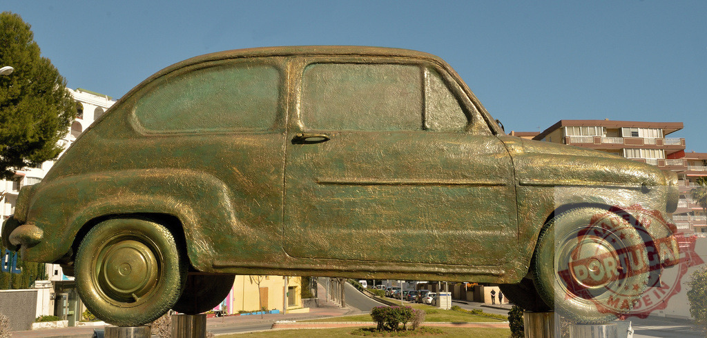 Green metallic monument of a Seat 600 car, celebrating the iconic spanish-made vehicle | Monument of a vintage Seat 600 car celebrating spanish automotive history in Benalmádena, Malaga - Realisiert mit Pictrs.com