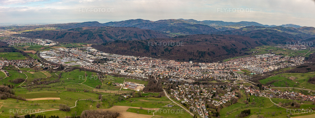 Luftbild: Stadtgebiet mit Außenbezirken und Innenstadtbereich im Ortsteil Fahrnau in Schopfheim im Bundesland Baden-Württemberg in Deutschland. Foto: IMG_120175-Pano.jpg vom 17.03.2020 durch Werner Riehm/FLY-FOTO.deAuflösung des Originals: 7947 x 2987 px