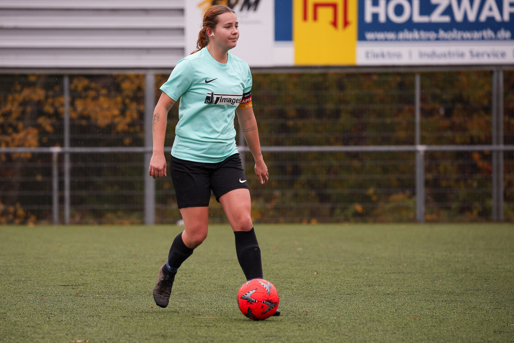 FCHWAS_251102_2792 | 1.FC Heidenheim 1846 II vs. SGM DJK-SV Wasseralfingen/Neuler, Fußball, Frauen, Bezirksliga, 2025/2026, 8. Spieltag, 02.11.2025 in Mergelstetten (Foto: Michael Bulling) - Realisiert mit Pictrs.com