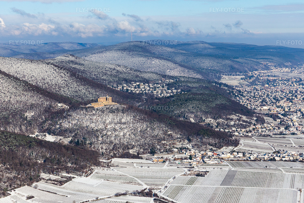 Luftbild: Winterluftbild im Schnee des Hambacher Schloß im Ortsteil Diedesfeld in Neustadt im Bundesland Rheinland-Pfalz in Deutschland. Foto: IMG_124565.jpg vom 11.02.2021 durch Werner Riehm/FLY-FOTO.de