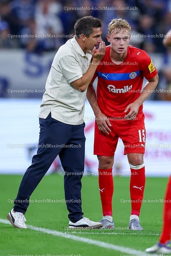 S0413092501087 | 13.09.2025, Fußball, FC Schalke 04 - Holstein Kiel, 5.Spieltag, 2. Fußball Bundesliga, Veltins-Arena Gelsenkirchen, Saison 2025 2026: Cheftrainer Marcel Rapp (Holstein Kiel)  gestikulierend neben Kasper Davidsen (Holstein Kiel #15) DFB regulations prohibit any use of photographs as image sequences and or quasi-video.