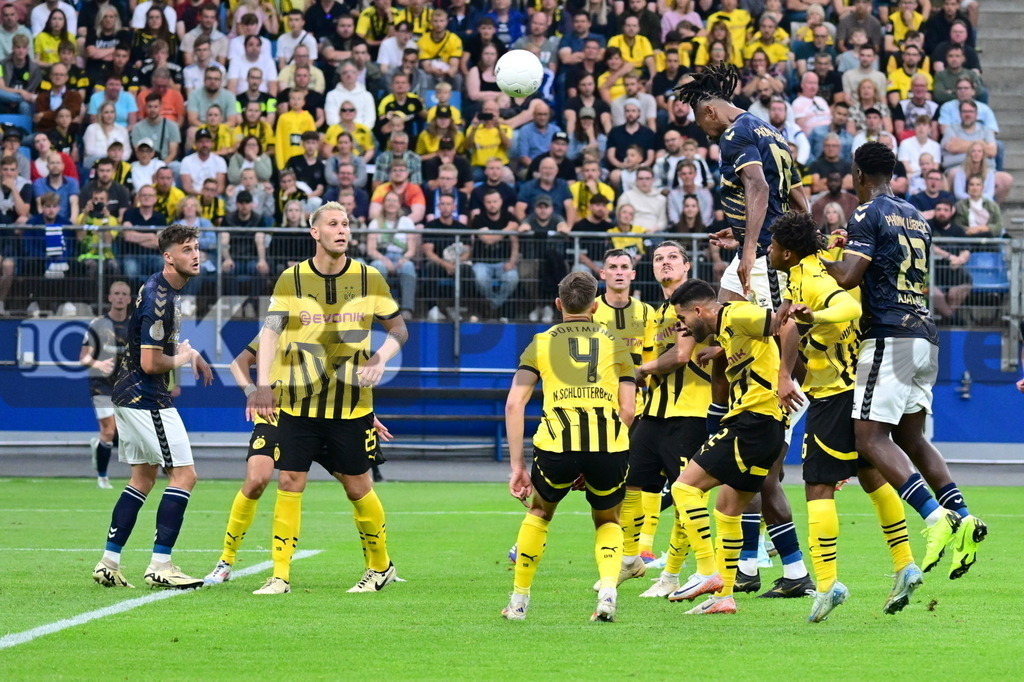 KBS Picture_PhoenixLuebeck-BorDortmund_016 | Iloka Obinna (Phoenix Luebeck) koepft hier eine Ecke noch gegen den Pfosten ,Sportplatz :  Volksparkstadion, - Realisiert mit Pictrs.com