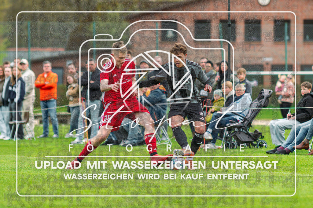 FGFSSCT-1024 | Janis Heiden (SC Tewel #26) und Max Peters (FG Fulde-Stellichte #07) beim Herren Kreisliga HK Spiel zwischen FG Fulde-Stellichte und SC Tewel im Lehrdestadion, Stellichte (Simon Paul Stopat) - Realisiert mit Pictrs.com