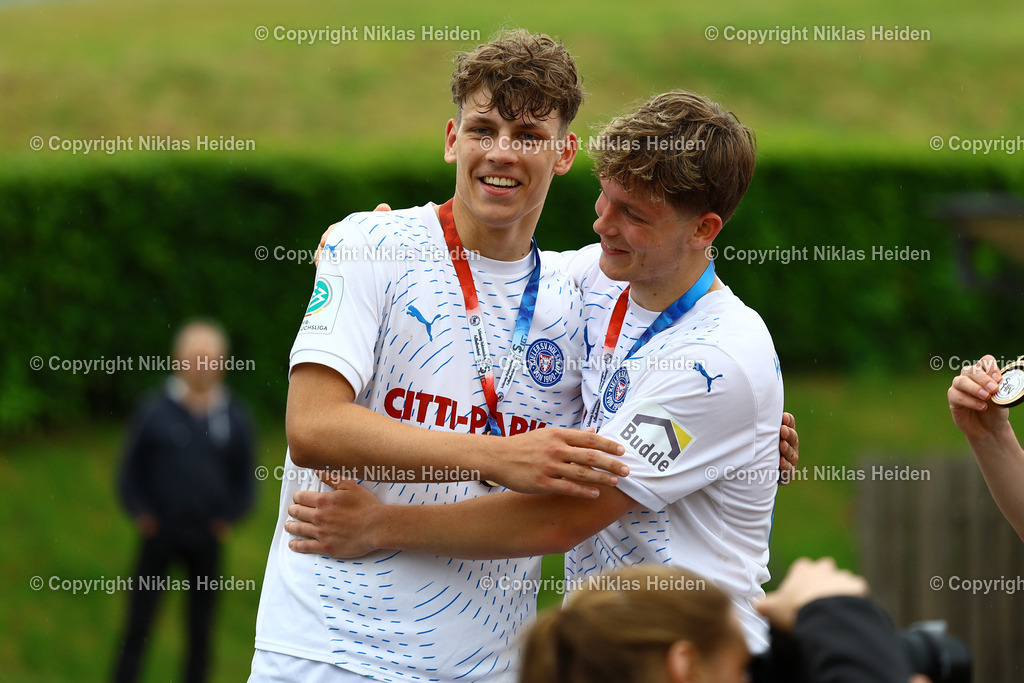 NH_JFVLübeckU19_HolsteinKielU19_SHFVLandespokal_29052025 | #23 Kian Tack und #28 Leland-Jordan Junge (beide Holstein Kiel U19) bejubeln den Gewinn des Landespokals der A-Junioren.Fußball I Junioren I SHFV-Landespokal (A-Junioren) I Saison 2024-2025 I Finale I JFV Lübeck U19 - Holstein Kiel U19 I 29.05.2025 I Uwe-Seeler-Fußball-Park