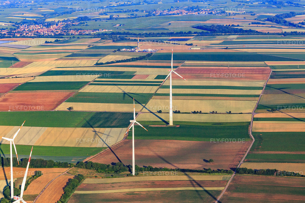 Bohrgelände des Tiefenbohrplatz V20 von Vercana GmbH für Vulcan Energy am Schleidberg zur Förderung von Geothermie und Lithium https://v-er.eu/ | Luftbild: Bohrgelände des Tiefenbohrplatz V20 von Vercana GmbH für Vulcan Energy am Schleidberg zur Förderung von Geothermie und Lithium https://v-er.eu/ in Insheim im Bundesland Rheinland-Pfalz in Deutschland. Foto: IMG_148342.jpg vom 17.06.2025 durch Werner Riehm/FLY-FOTO.de - Realisiert mit Pictrs.com