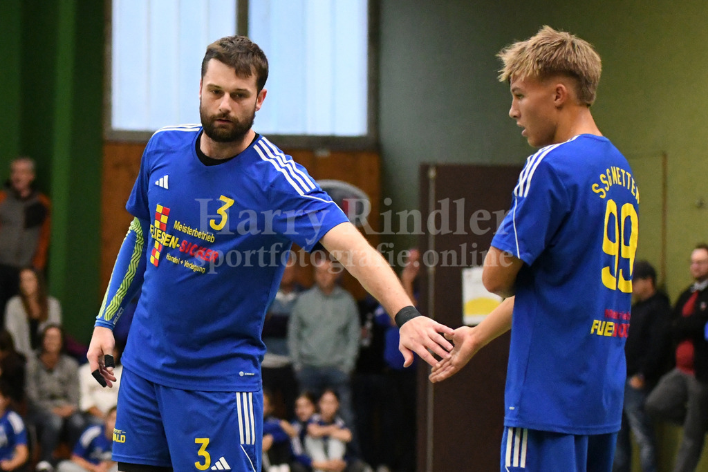 SSG Metten : ASV Dachau | Die Älteren Jan Matousik (SSG Metten #3) helfen den Jungen Leonard Reiszky (SSG Metten #99) - Realisiert mit Pictrs.com