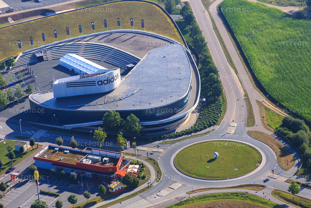 Luftbild: Herzo Base mit Adidas Factory Outlet und McDonald's im Ortsteil Niederndorf in Herzogenaurach im Bundesland Bayern in Deutschland.Foto: IMG_092699.jpg vom 07.08.2016 durch Werner Riehm/FLY-FOTO.deGO.ADIDAS.COMRestaurant Suche | McDonald's Deutschland