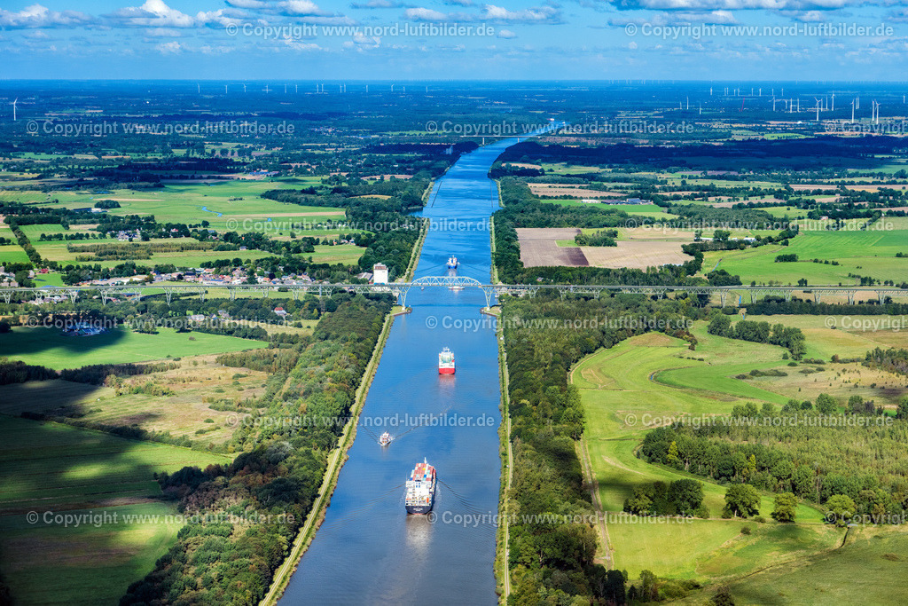 Hochdonn_Eisenbahnhochbrücke_Nord_Ostsee_Kanal_Schiffe_ELS_2245200922 | HOCHDONN 20.09.2022 Eisenbahn- Brückenbauwerk zur Streckenführung der Bahn- Gleise " Hochdonn " in Hochdonn über den Nord Ostsee Kanal im Bundesland Schleswig-Holstein, Deutschland. // Railway bridge construction for routing the railway tracks "Hochdonn" in Hochdonn over the North Baltic Sea Canal in the state Schleswig-Holstein, Germany. Foto: Martin Elsen