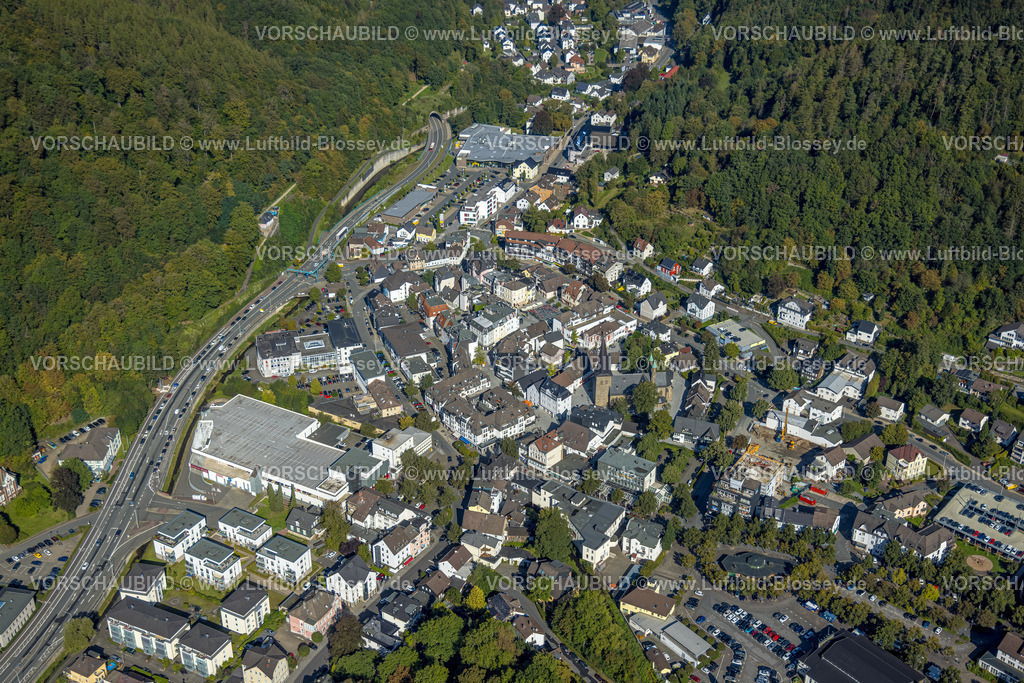 Plettenberg230908211 | Luftbild, Stadtzentrum und Wohnviertel mit Christuskirche zwischen Am Untertor und Am Obertor, Modepark Röther Am Wall, Landesstraße L697 mit Tunneleinfahrt Hestenbergtunnel, CafÃƒÆ’Ã‚Â© Haltepunkt am Hestenberg am Waldrand, Plettenberg, Sauerland, Nordrhein-Westfalen, Deutschland