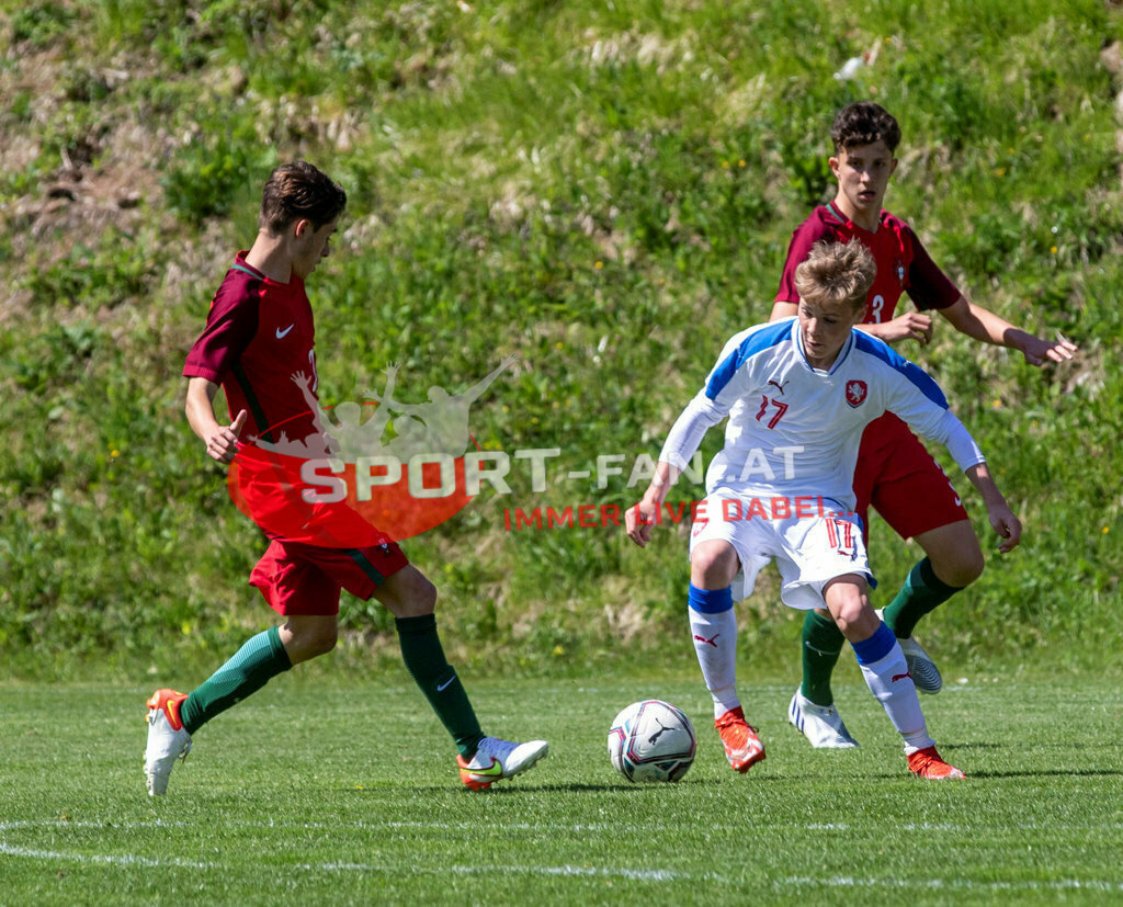 Portugal  U15 -Czech Republic U15 | EDGAR MOTA (Portugal #2) KRYSTOF CIZEK (Czech Republic #17) RUI SILVA (Portugal #3) ; Portugal  U15 -Czech Republic U15 am 29.04.2022 in Arnoldstein
(Sportplatz), AUSTRIA, (Photo by Ernst Krawagner sport-fan.at) - Realisiert mit Pictrs.com