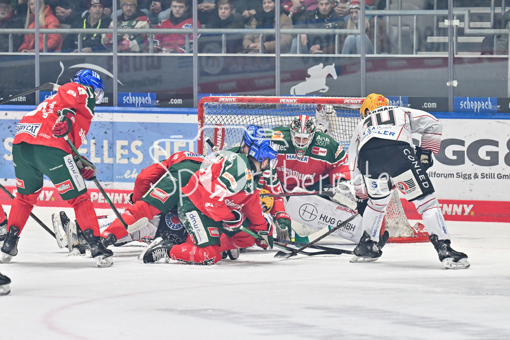 Augsburger Panther - Fischtown Pinguins | Gemeinsam koennen die panther um Strauss MANN (Augsburger Panther #38) einen Gegentreffer verhindern / DEL: Augsburger Panther - Fischtown Pinguins, Curt Frenzel Stadion am 08.01.2025