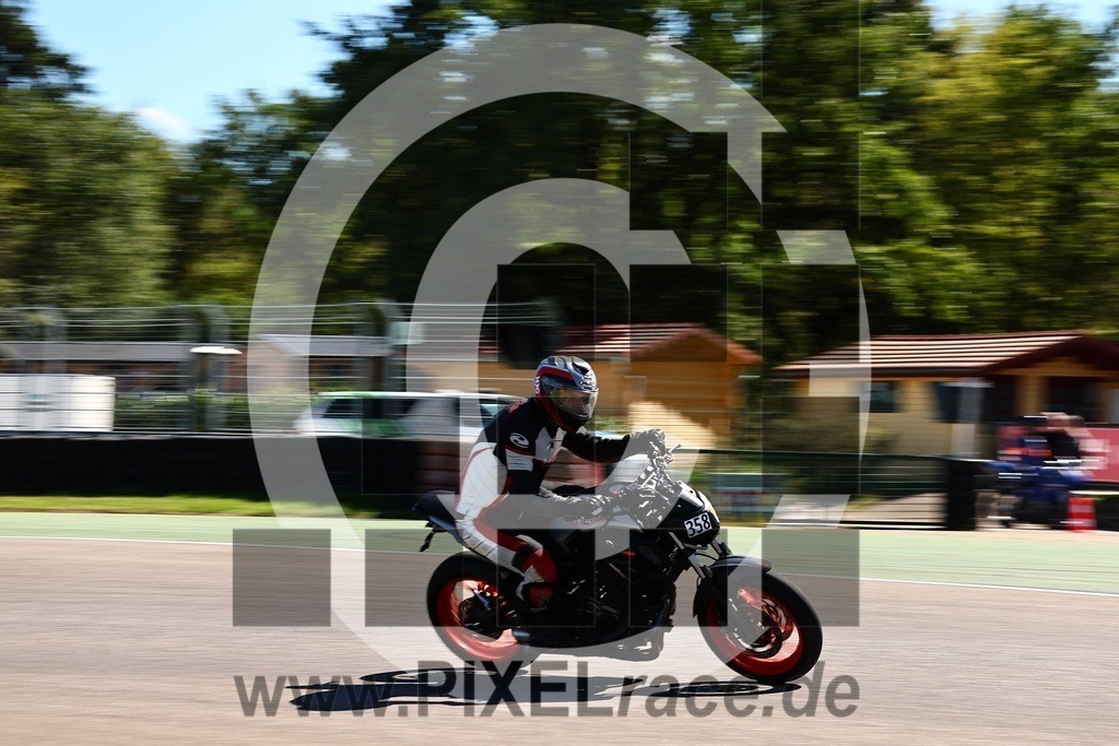 0358-20250903_03327 | Schöne Erinnerungen an spannende Momente - das festzuhalten ist unser Job. PIXELrace.de ist seit 2003 auf den Rennstrecken Europas unterwegs um die Action draußen beim Fahren und die wunderbare Stimmung imm Fahrerlager für euch einzufangen.