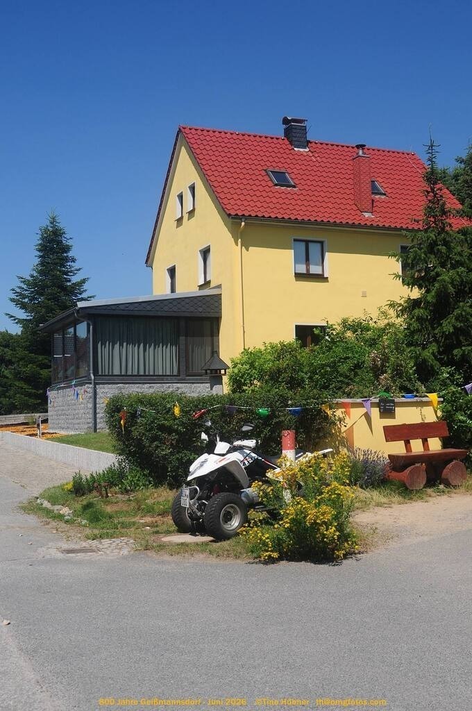 Geißmannsdorf-2026-Ortsbilder-601 | Geißmannsdorf bei Bischofswerda im Sommer 2026. Ein fotografischer Streifzug durch das Dorf Geißmannsdorf, mit Gebäuden, Straßen, Strohpuppen und geschmückten Vorgärten und Grundstücken anlässlich der 800-Jahr-Feier von Geißmannsdorf im Juni 2026 - Realisiert mit Pictrs.com