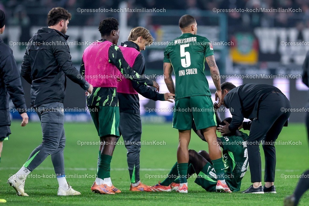BMG13122502206 | 13.12.2025, Fußball, Borussia Mönchengladbach - VfL Wolfsburg, 1. Fußball Bundesliga, 14.Spieltag, Borussia-Park, Saison 2025 2026: Interimstrainer Daniel Bauer (VfL Wolfsburg #hc) stürmt nach dem Sieg glücklich zu Vini Souza&nbsp;(VfL Wolfsburg #05) und Sael Kumbedi&nbsp;(VfL Wolfsburg #26)  auf das Spielfeld   DFB regulations prohibit any use of photographs as image sequences and or quasi-video.