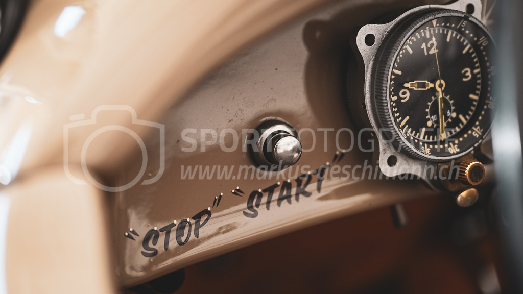 19. Arosa ClassicCar 2023 - 3. September 2023 | 19. Arosa ClassicCar 2023
Arosa, Schweiz
Cockpit des Fords Model A Roadster, Jahrgang 1929, von Humbel Markus aus Zürich(Startnummer 243).
@arosaclassiccar, @arosa.official, #arosaclassiccar, #arosa, #76curves, #classiccar
Bild: Sportfotografie Markus Aeschimann | www.markus-aeschimann.ch - Realisiert mit Pictrs.com