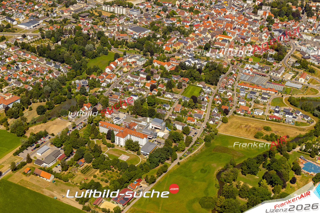 Das Luftbild der Stadt Krumbach wurde 2022 vom Flugzeug heraus erstellt (keine Drohnen-Aufnahmen) Aufnahmehöhe ca.450 Meter- hohe Bildauflösung und Druck-Qualität. Garantiert!